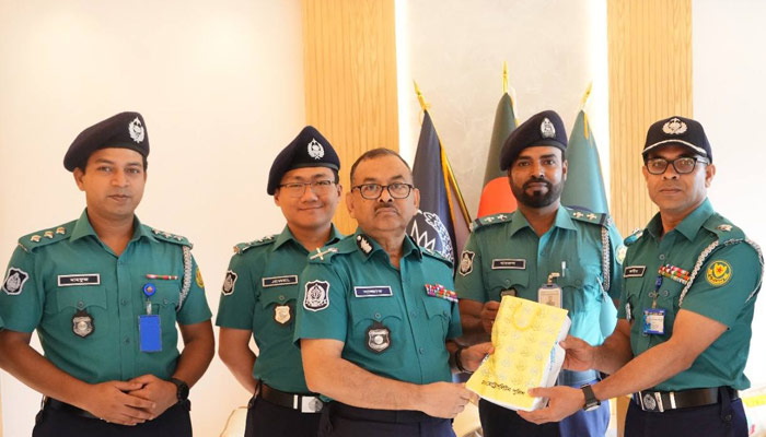 চাঞ্চল্যকর সোহাগ হত্যা মামলার অন্যতম আসামি অভি গ্রেফতার,পুলিশ সদস্যদের পুরস্কৃত করলেন কমিশনার