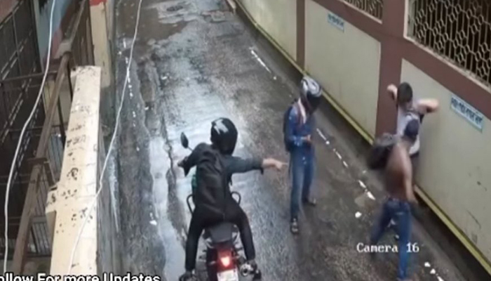 শ্যামলীতে অস্ত্র ঠেকিয়ে ছিনতাই