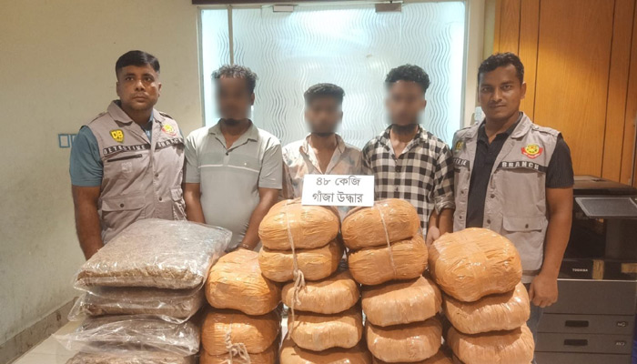 ৪৮ কেজি গাঁজা ও পিকআপসহ মাদক কারবারিকে গ্রেফতার করেছে ডিবি ওয়ারী